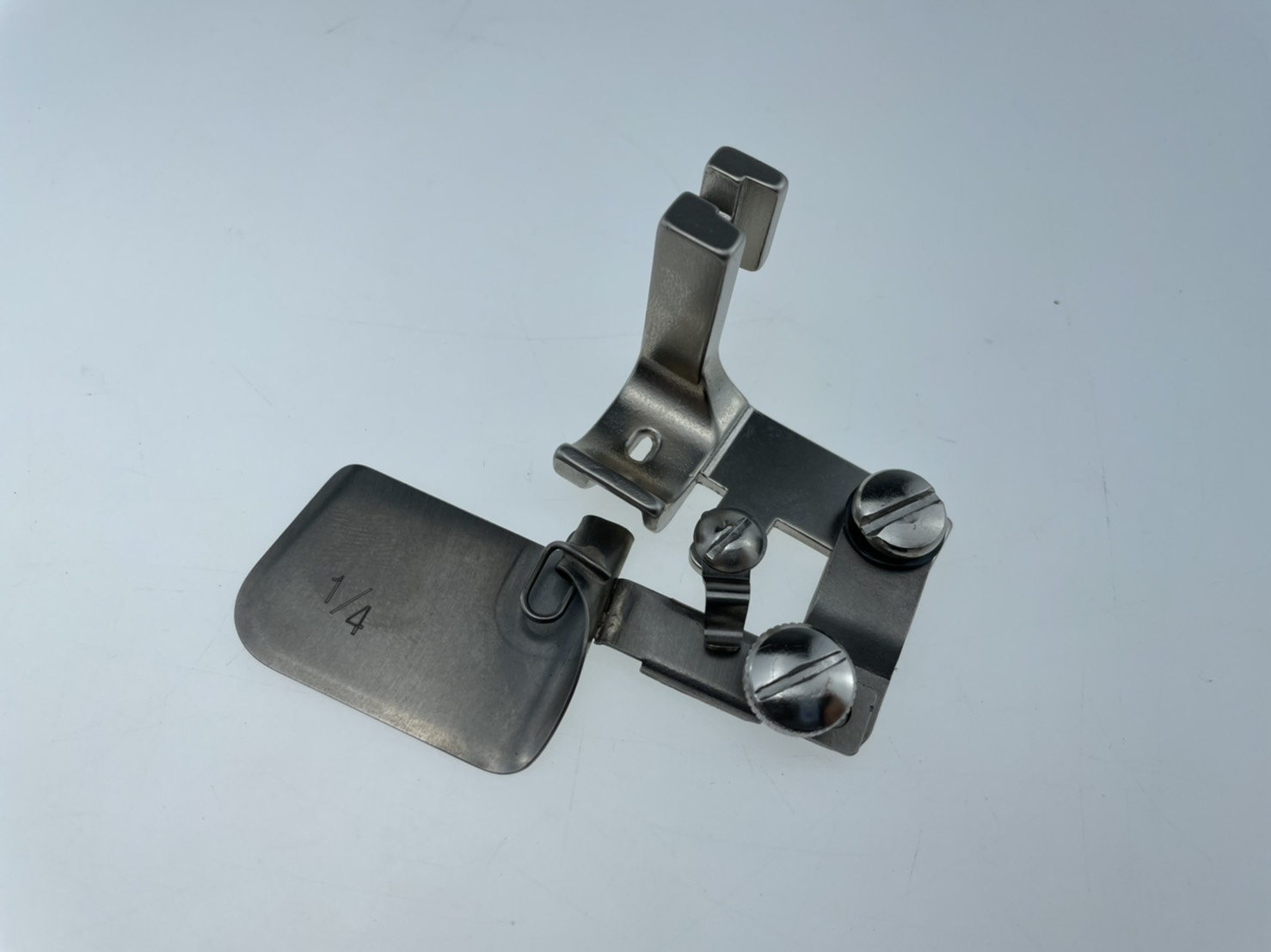 ตีนผีพับชายจักรอุตสาหกรรมเข็มเดียวตีนผีพิเศษสามารถโยกเข้าออกเพื่อหลบตะเข็บขณะเย็บได้