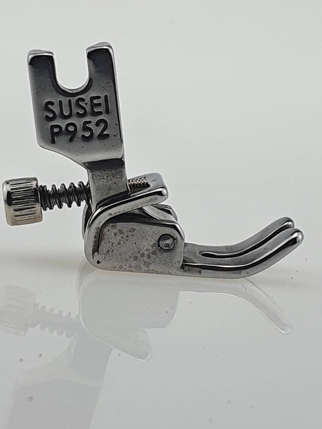 ตีนผีย่นปรับความย่นได้ P952 เป็นตีนผีมาตรฐานตัวหนึ่งที่ช่างเย็บผ้ามีทุดคน สามาถเย็บย่นมากหรือน้อยได้โดยการปรับเกรียว