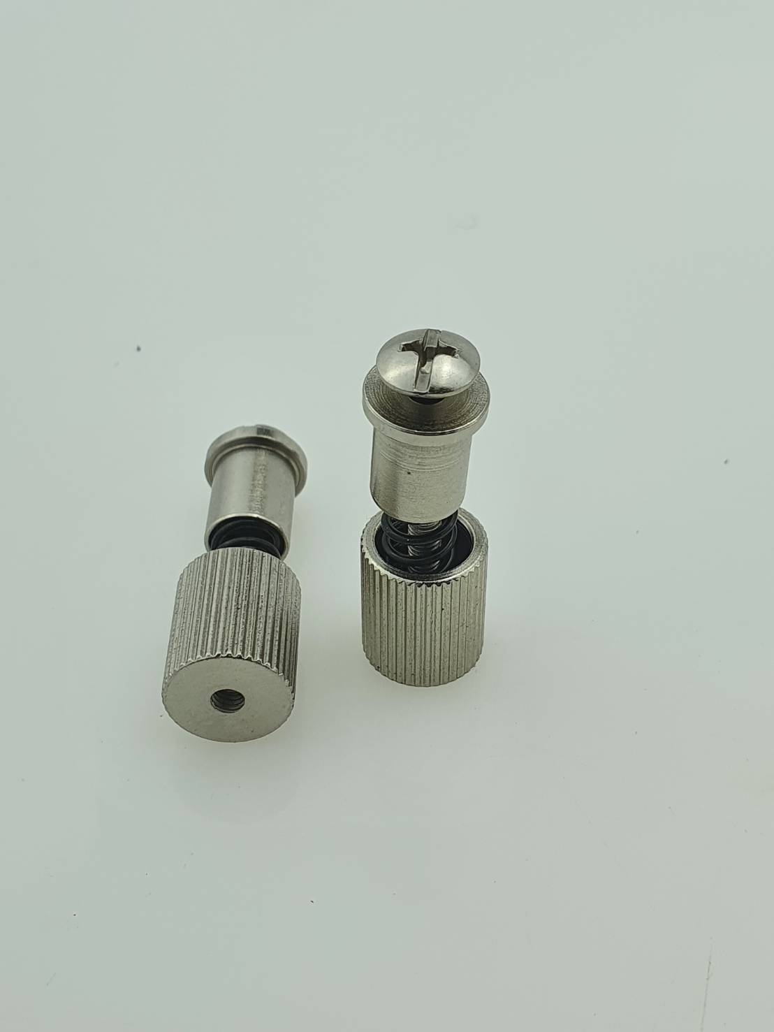 น๊อตยึดตีนผี สำหรับจักรอุตสาหกรรมเข็มเดียว ช่วยลดขั้นตอนการเปลี่ยนตีนผีโดยไม่ต้องให้ไขควง ใช้งานง่าย ยึดได้แน่น มากๆ