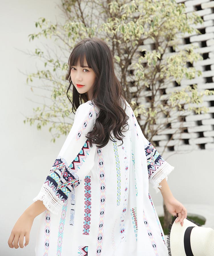 เสื้อคลุมแฟชั่น พร้อมส่ง : เสื้อคลุมสีขาวลายโบฮีเมียนแต่งพู่ที่ขอบแขน แบบสวยมากจ้า