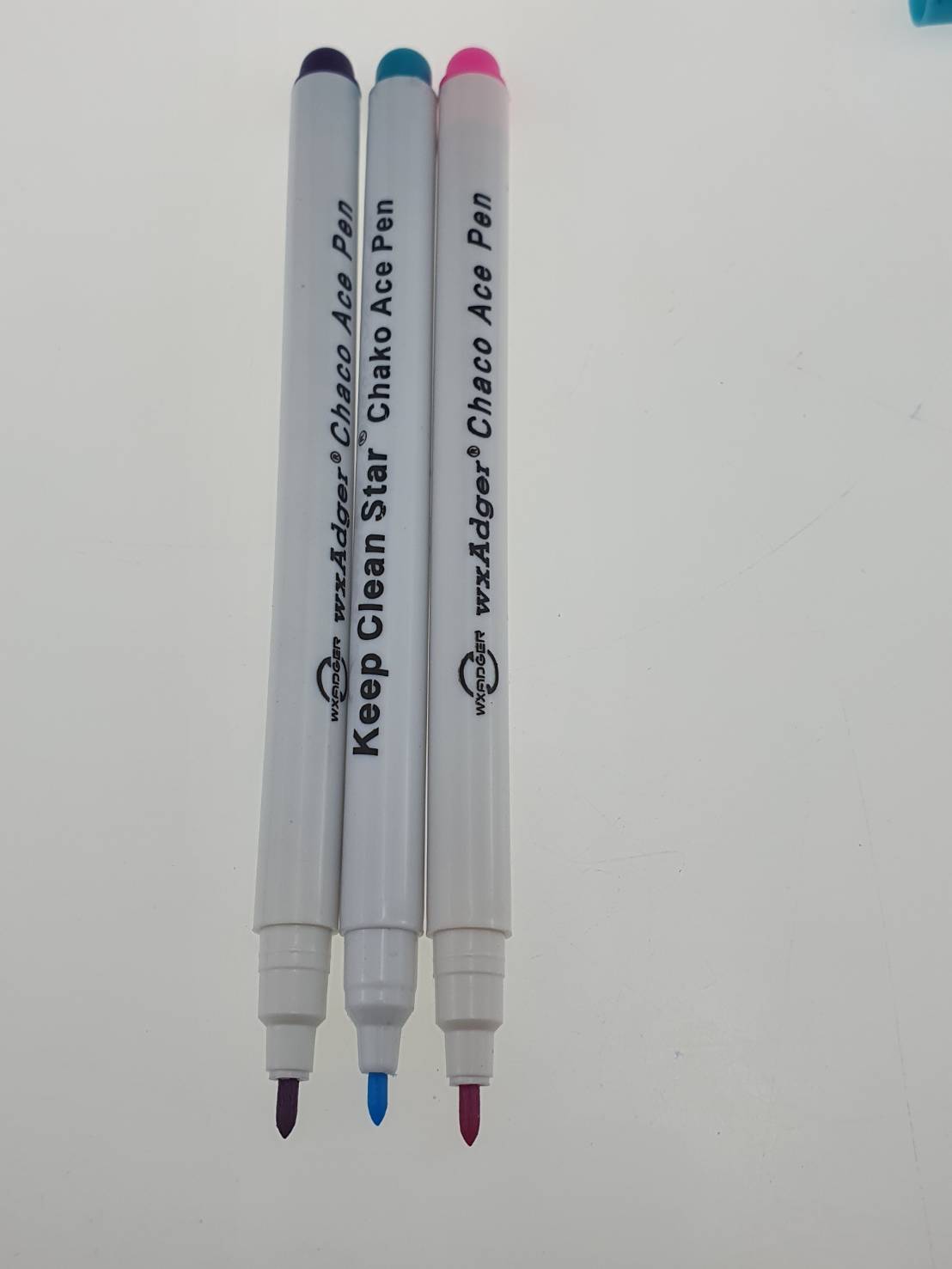 ปากกาลบด้วยน้ำสำหรับเขียนบนผ้าและสามารถหายไปเองได้หากโดนความชื้นหรือการซักด้วยน้ำ