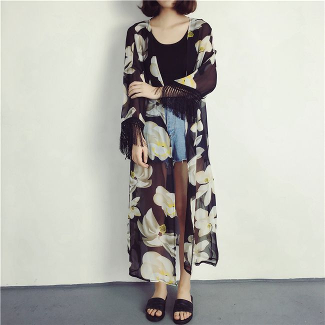 เสื้อคลุมแฟชั่น พร้อมส่ง : เสื้อคลุมสีดำแต่งลายดอกไม้สีสันสดใสและพู่ที่ปลายแขน แบบเก๋มากจ้า