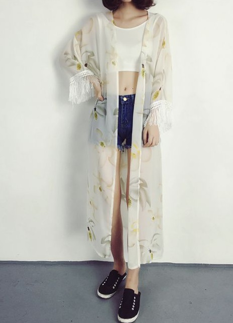 เสื้อคลุมแฟชั่น พร้อมส่ง : เสื้อคลุมสีขาวแต่งลายดอกไม้สีสันสดใสและพู่ที่ปลายแขน แบบเก๋มากจ้า