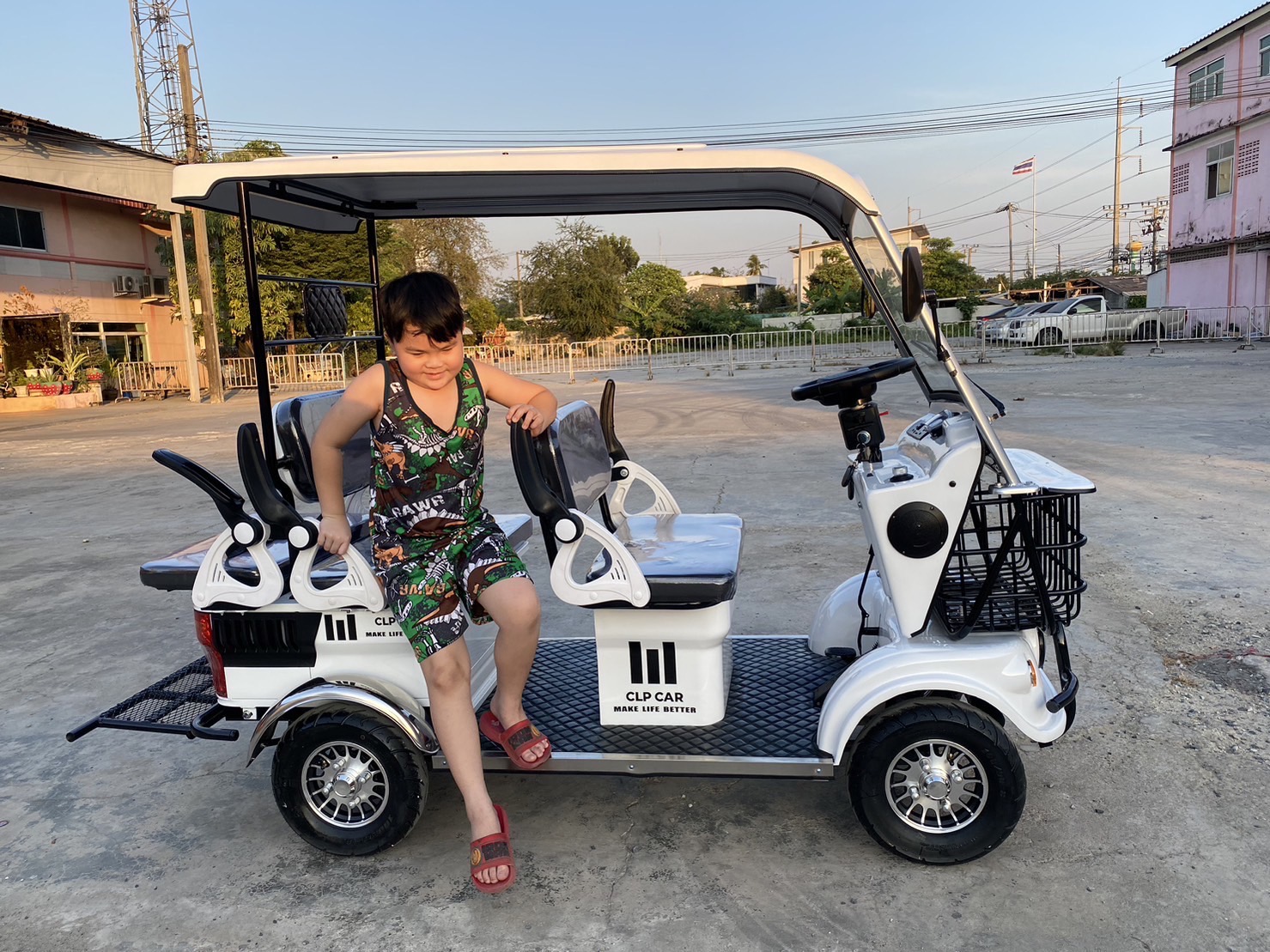 รถกอล์ฟไฟฟ้า 4 ล้อ 6 ที่นั่ง รุ่น M-04T ขับแบบพวงมาลัย