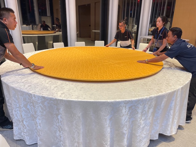 Trp. Trp.ทีอาร์พี ชุดโต๊ะกลม 20 ที่นั่ง พร้อมชุดจานหมุนอาหาร และ ฐานรองหมุนไฟฟ้าถ่านชาร์ทรีโมท