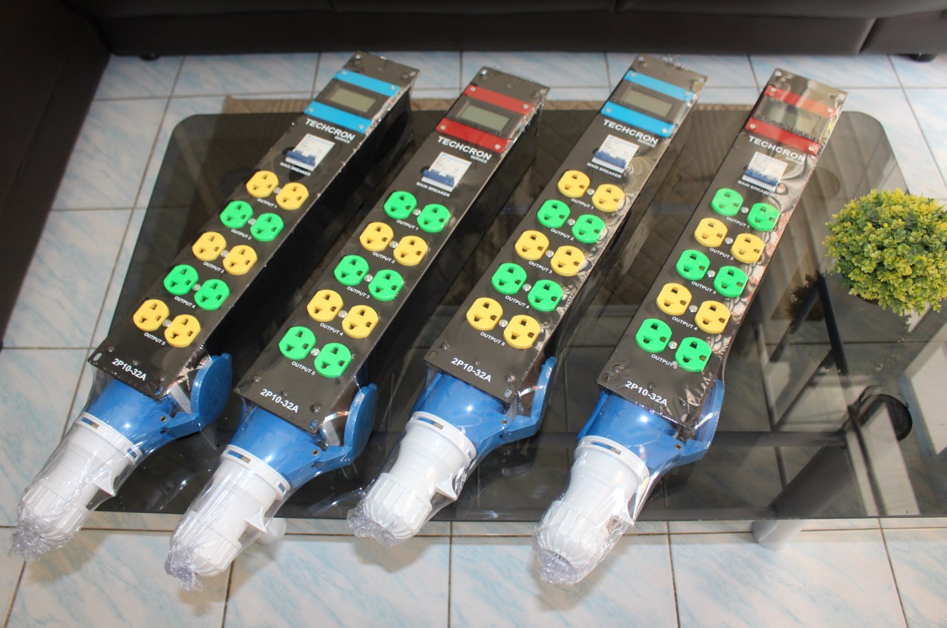 กล่องปลั๊ก techcron รุ่น 2p10-32a