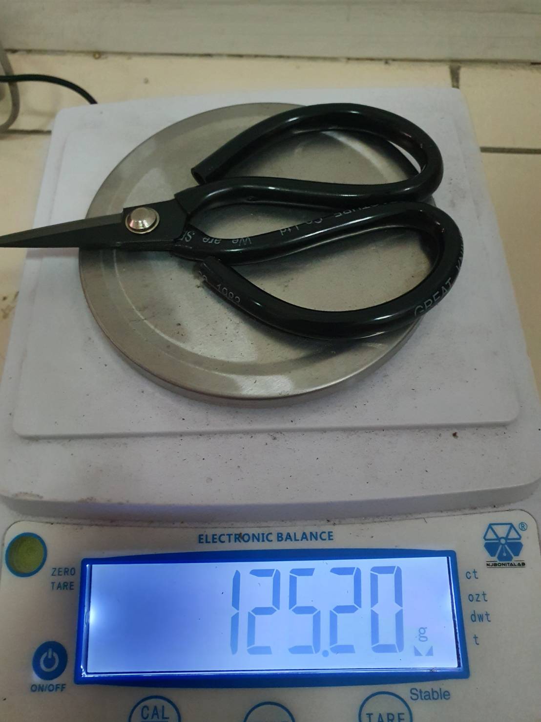 กรรไกรเจาะกระเป๋า ขนาด 7 นิ้ว กรรไกรปลายแหลมอย่างดี น้ำหนักเบาเพียง 125 กรัมเท่านั้น