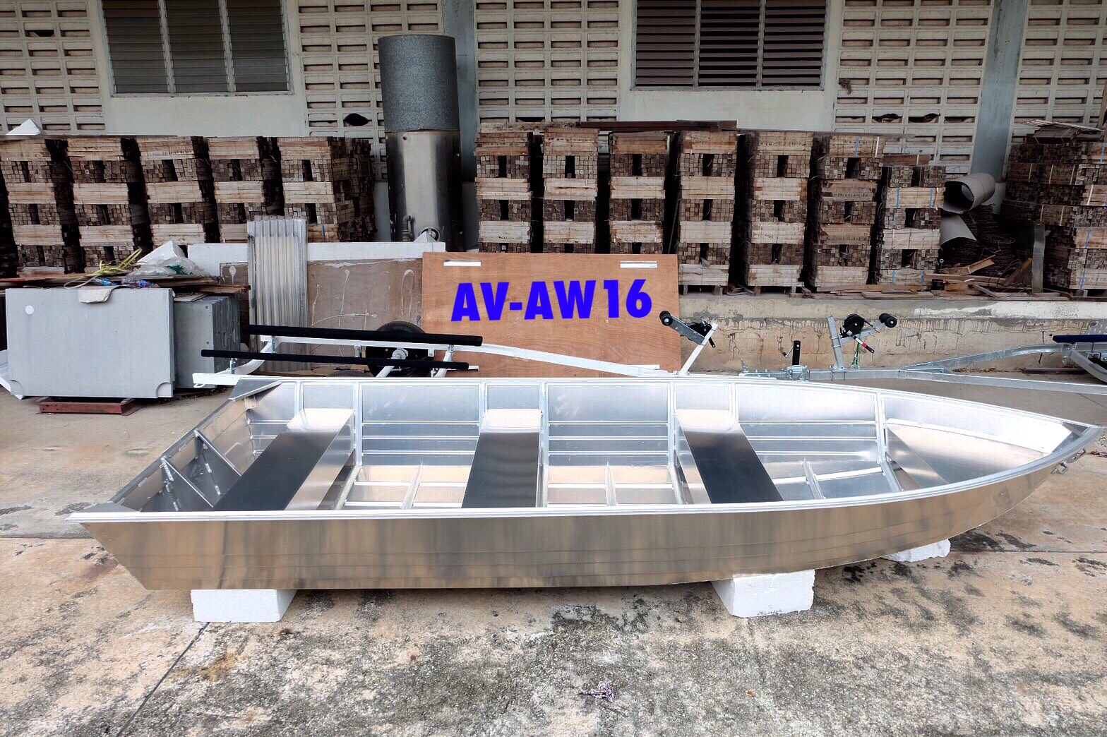 เรือท้องวีรุ่น AV-AW16