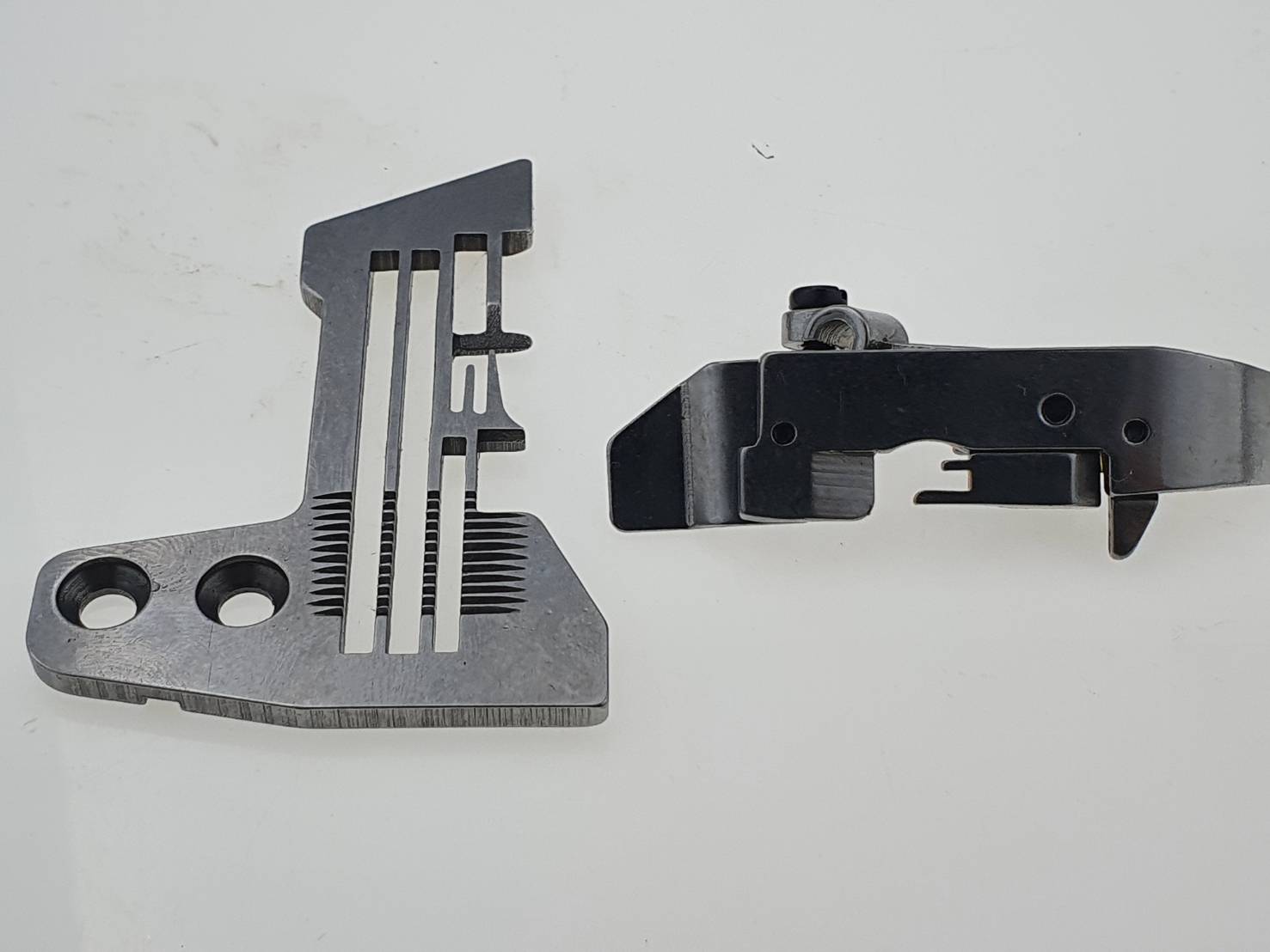 ชุดฟันและแป้นจักรโอรีน จักรโพ้งจักรโพ้งสี่เส้นใช้เย็บขอบผ้าแบบตะเข็บถี่ๆใช้ทำขอบผ้าเช็ดหน้า