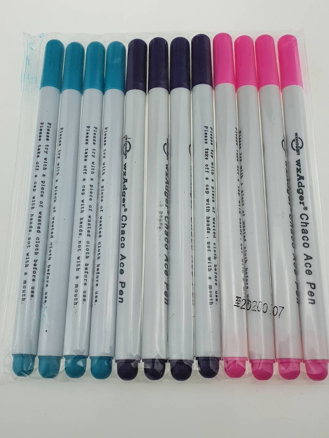 ปากกาลบด้วยน้ำสำหรับเขียนบนผ้าและสามารถหายไปเองได้หากโดนความชื้นหรือการซักด้วยน้ำ