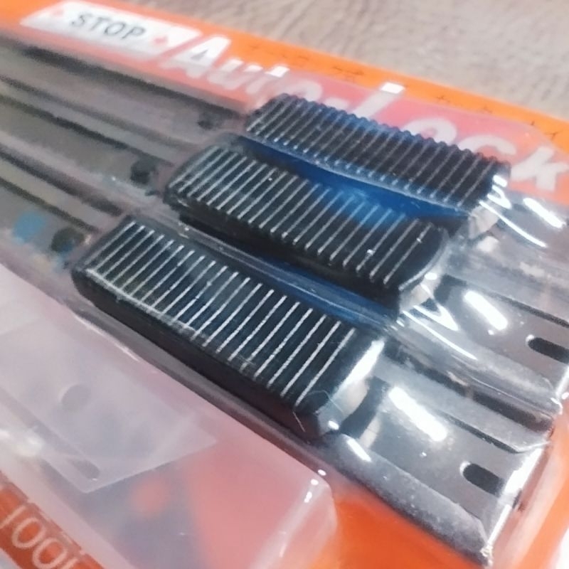 มีดคัตเตอร์ บรรจุ 3 ชิ้น no.303 ใบมีด 30 องศา