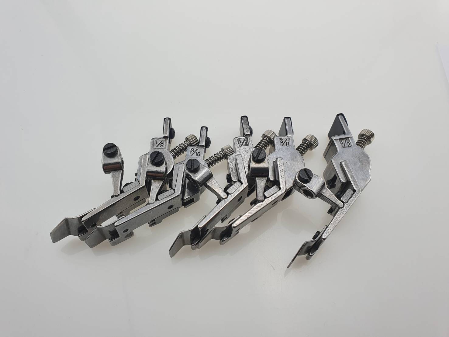 ตีนผีดึงยางจักรโพ้งสำหรับจักรโพ้ง 4 เส้น ใช้งานง่ายสามารถลดขั้นตอนในการทำงานประหยัดเวลาในการทำงาน