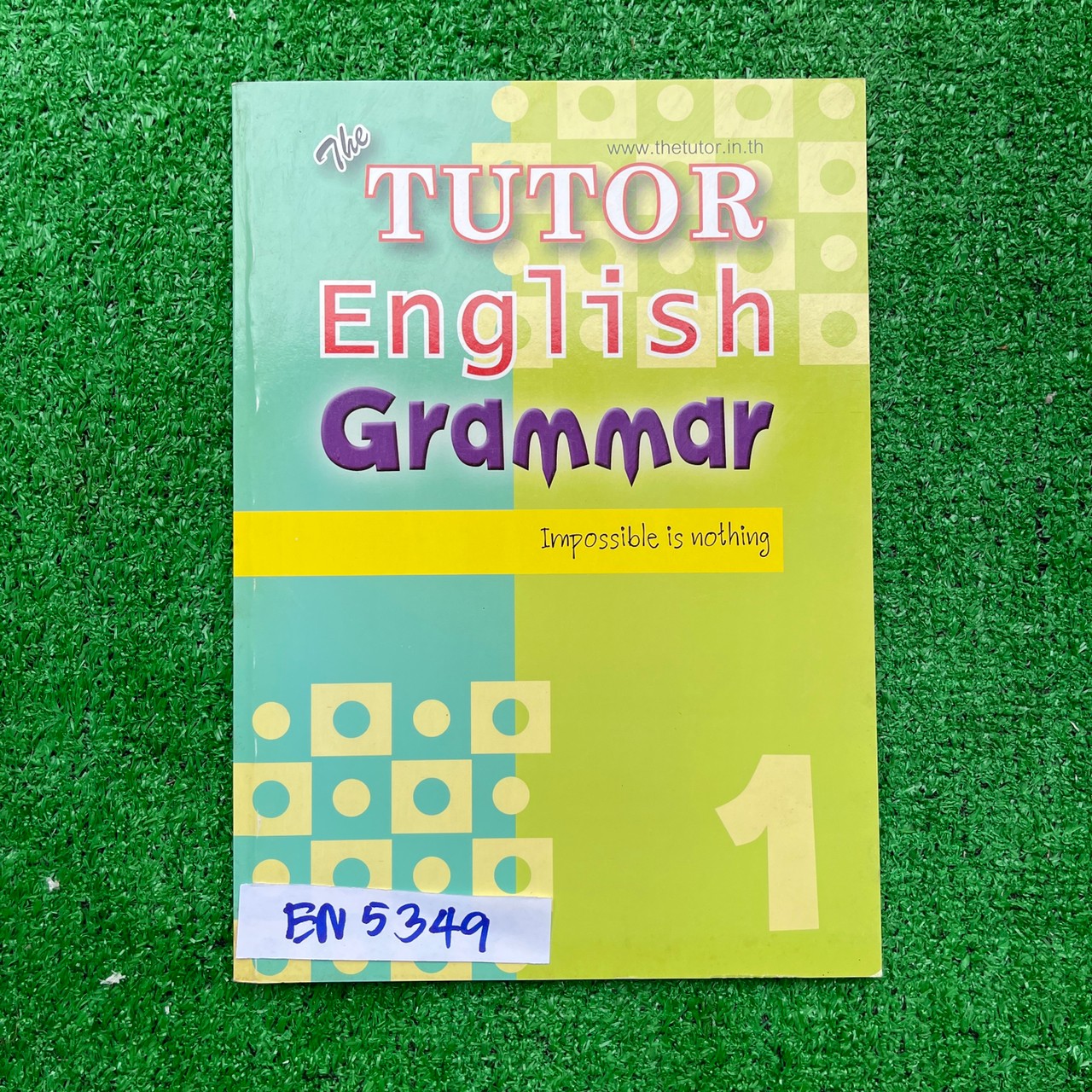 EN5349 [The Tutor เดอะติวเตอร์] English Grammar I มีเนื้อหาหลัก grammar ทั้งปูพื้นอัดสูตร และตะลุยโจทย์ graamar กว่า 10 เรื่อง หนังสือเล่มเปล่าไม่มีเขียน มีเฉลยคำตอบท้ายเล่ม หนังสือมี 135 หน้า ขาย 350฿