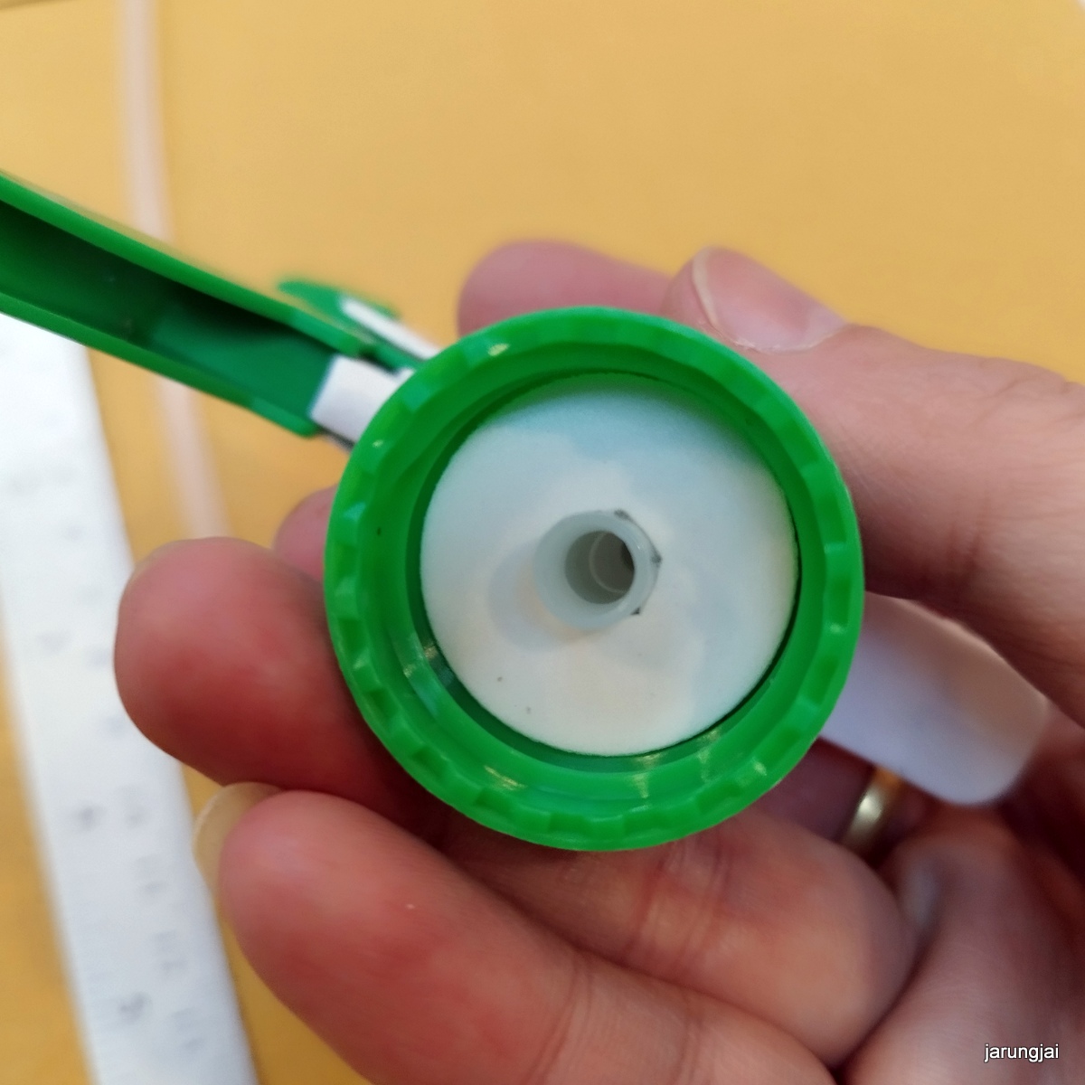 หัวฉีดสเปย์ สีเขียวขาว ฟีอกกี้ พร้อมหลอดอ่อน ยาว 26 ซม สวมขวดแอลกอฮอล์ได้