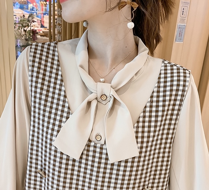 เอี๊ยมกระโปรงคลุมท้องลายสก๊อตแขนยาว ช่วงคอไขว้เป็นโบว์ แต่งด้วยกระดุม ลุคดูดี น่ารัก เรียบหรู M,L,XL,XXL