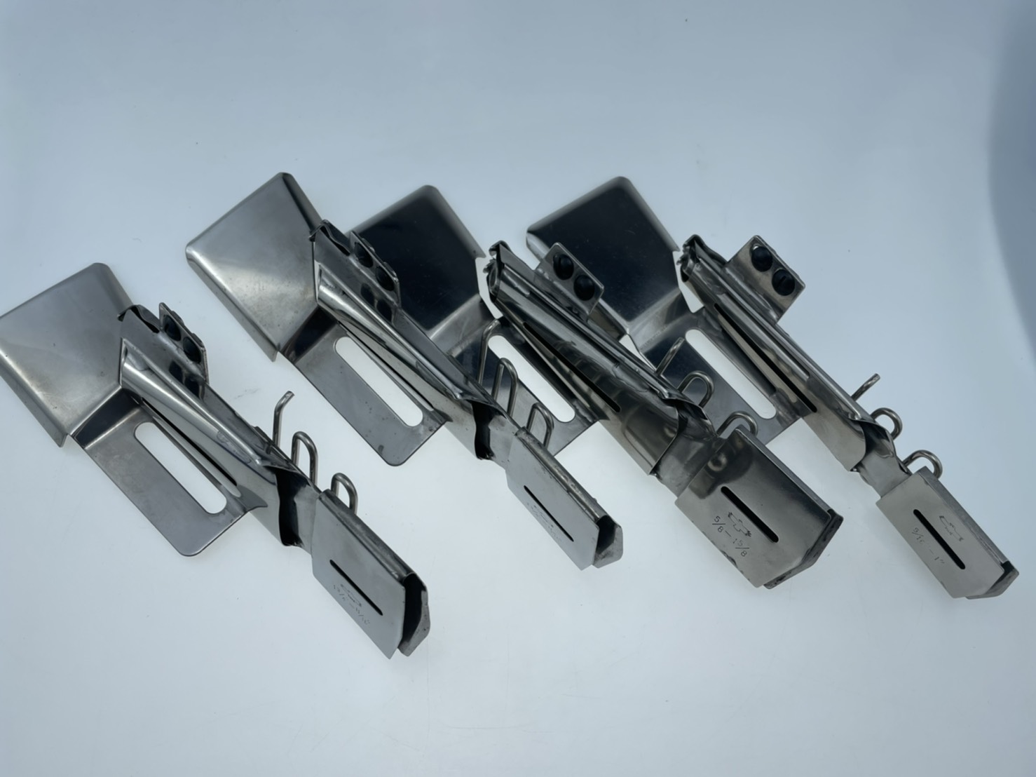 ซอกกุ้นจักรลาอุตสาหกรรมซองกุ๊นติดตั้งง่ายไม่ต้องเปลี่ยนตีนผีและไม่ต้องเปลี่ยนฟันของจักรแต่อย่างไรอมขอบบนปล่อบล่าง(ลาเรียบ)