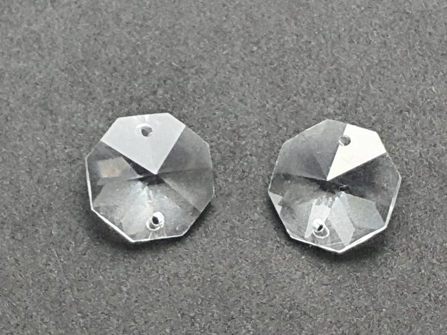 คริสตัลห้อย คริสตัลแปดเหลี่ยมสำหรับประดับสถานที่มีหลายแบบสามารถร้อยเป็นเส้นด้วยห่วงลวด