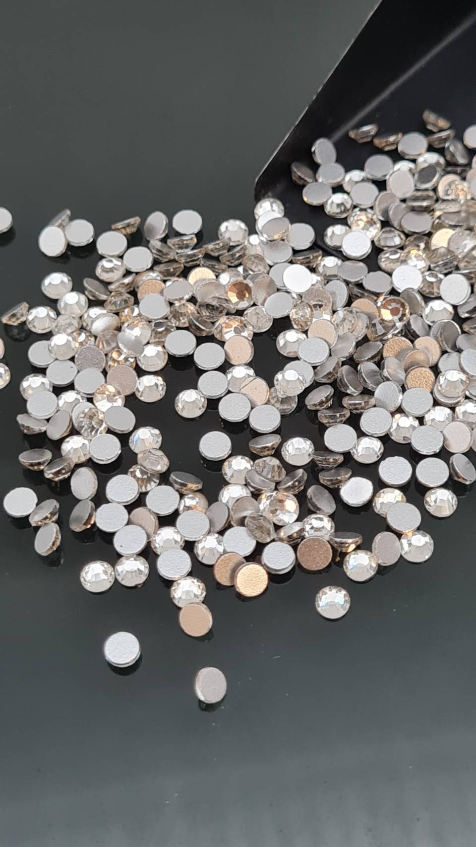 คริสตัลหลังแบน สีคริสตัล และสีรุ้ง เพชรก้นตัดประดับองค์พระเม็ดคริสตัลสำหรับงาน DIY