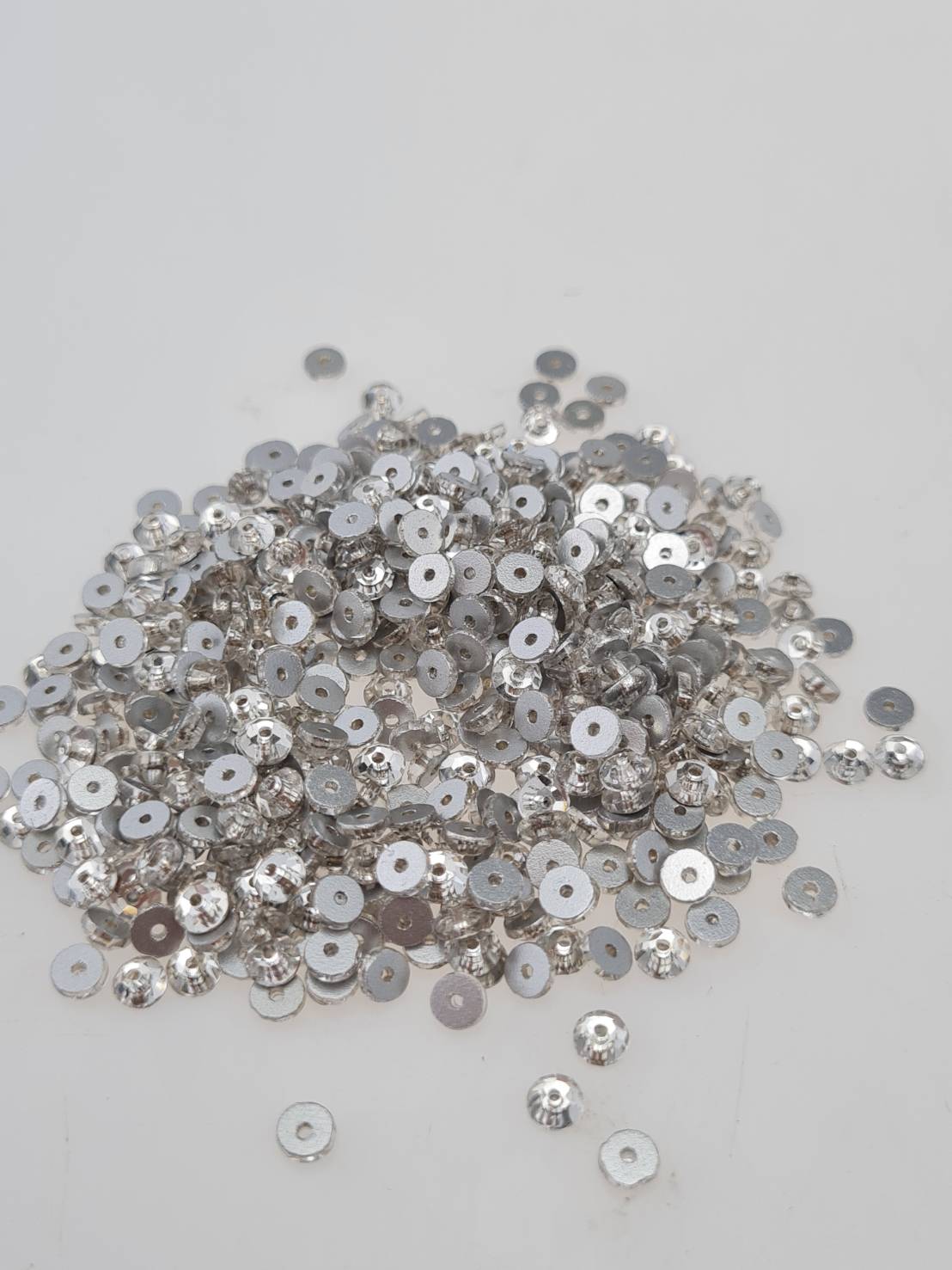 เพชรรู คริสตัลรูสำหรับเย็บหรือสอยติดกับเสื้อ คริสตัลรูใช้สอยด้วยเข็มและด้ายสวยเรียบหรูมีหลายสีให้เลือก