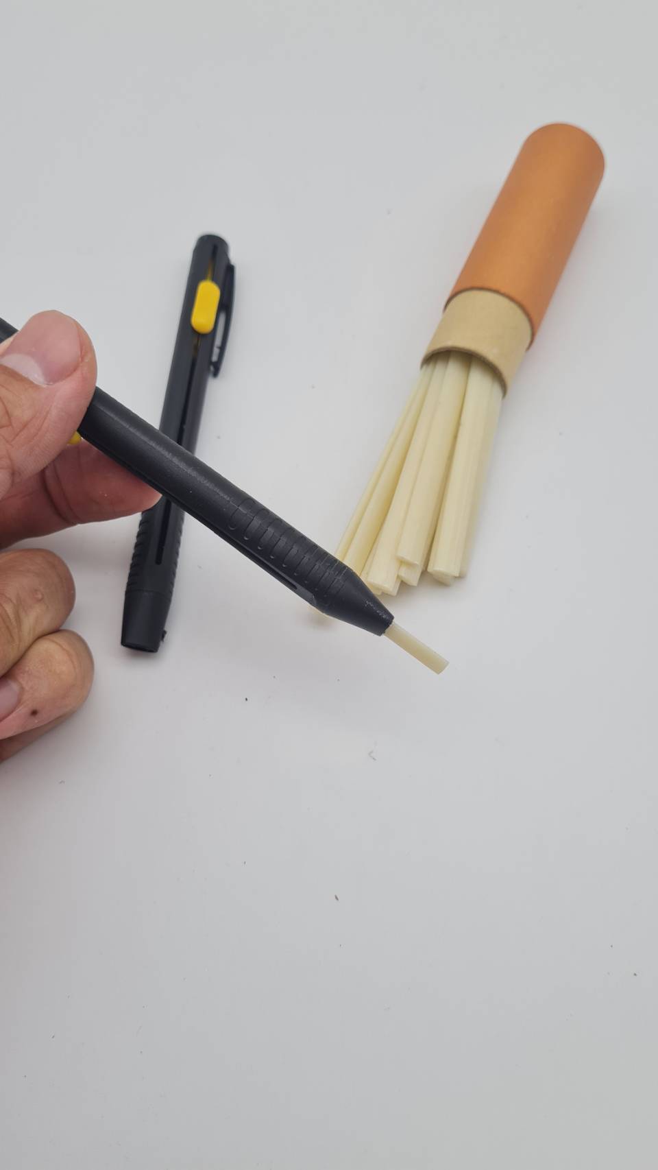 ชอร์คเขียนผ้า เส้นคมชัดไม่ต้องเหลาเนื้อเหนียวไม่หักง่ายใช้งานสะดวกมีปากกา 2ชิ้น ชอร์ค 20 ชิ้น