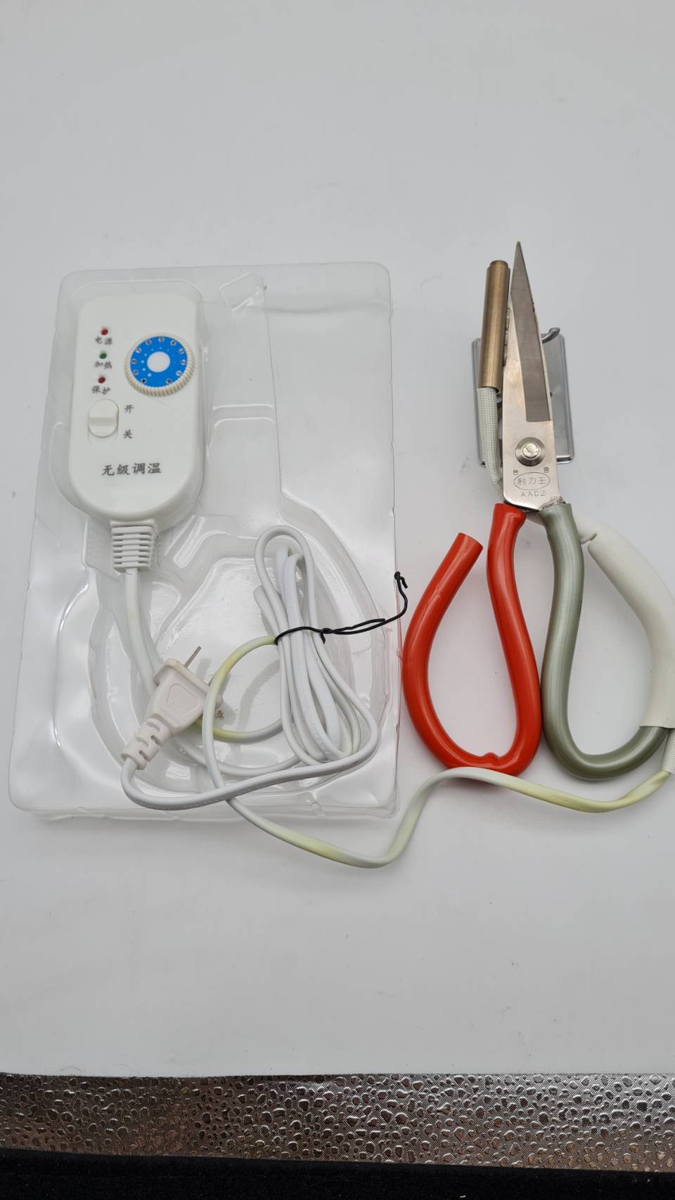 กรรไกรความร้อน Heat scissor เครื่องมือที่ช่วยให้การตัดผ้าของคุณเป็นเรื่องง่าย ขอบเรียบไม่รุ่ย