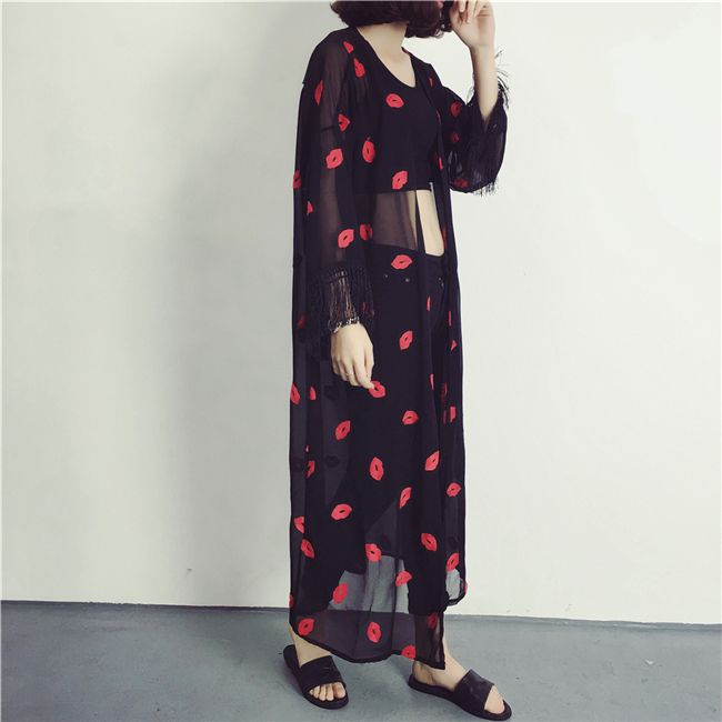 เสื้อคลุมแฟชั่น พร้อมส่ง : เสื้อคลุมสีดำแต่งลายปากสีแดงและพู่ที่ปลายแขน แบบเก๋มากจ้า