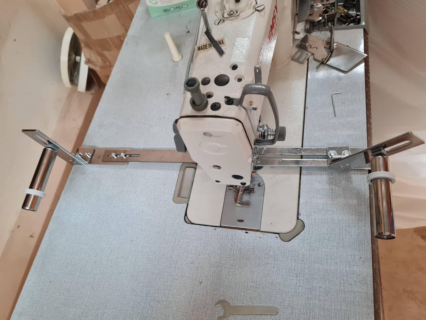 ตัวถ่างยางจักรเย็บอุตสาหกรรมเข็มเดี่ยว สำหรับดึงยางและถ่างยางเอวกางเกงสามารถปรับขนาดได้ใช้งานง่ายติดตั้งเองได้