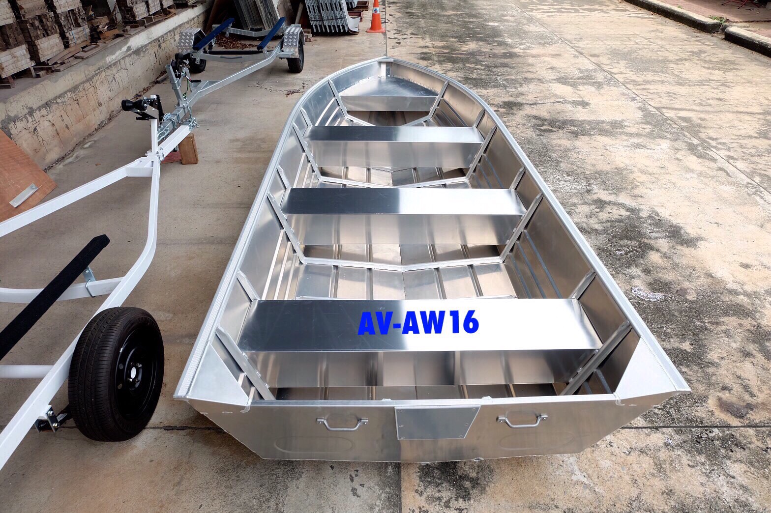 เรือท้องวีรุ่น AV-AW16