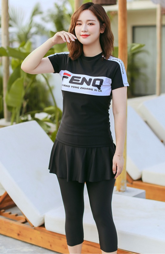 ชุดว่ายน้ำแขนสั้น ทูพีช 6xl พร้อมส่ง :ชุดว่ายน้ำคนอ้วนไซส์ใหญ่สีดำแบบสปอร์ตแต่งลายอักษรด้านหน้า มาพร้อมกางเกงติดกระโปรงระบายแบบสวยน่ารักมากๆจ้า:ขนาด รอบอก 44 - 52 นิ้ว เอว 36 - 46 นิ้ว สะโพก 40 - 54 นิ้ว