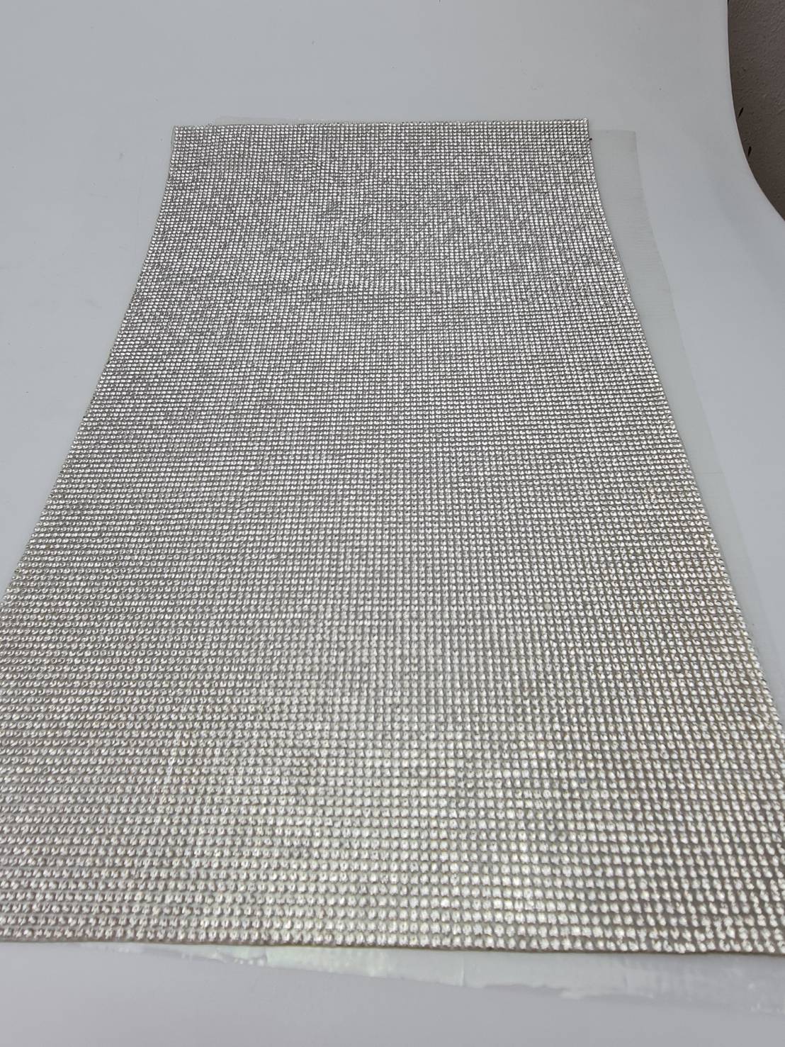 เพชรแผ่นรีดร้อน(hot Fix) ขนาด 39x23 เซนติเมตรสีขาวขนาดเพชร SS8 (2.4 มิลลิเมตร)สีขาวใส เนื้อคริสตัลแท้ ใช้งานประดับและตกแต่งสามารถตัดได้ด้วยมีด