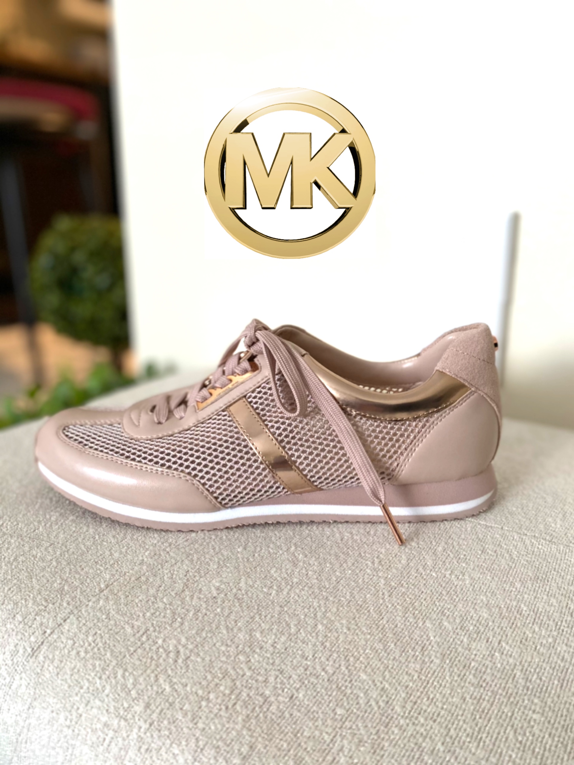 รองเท้าผ้าใบ Michael kors สีนู้ด และพิ้งโกล tennis shoes