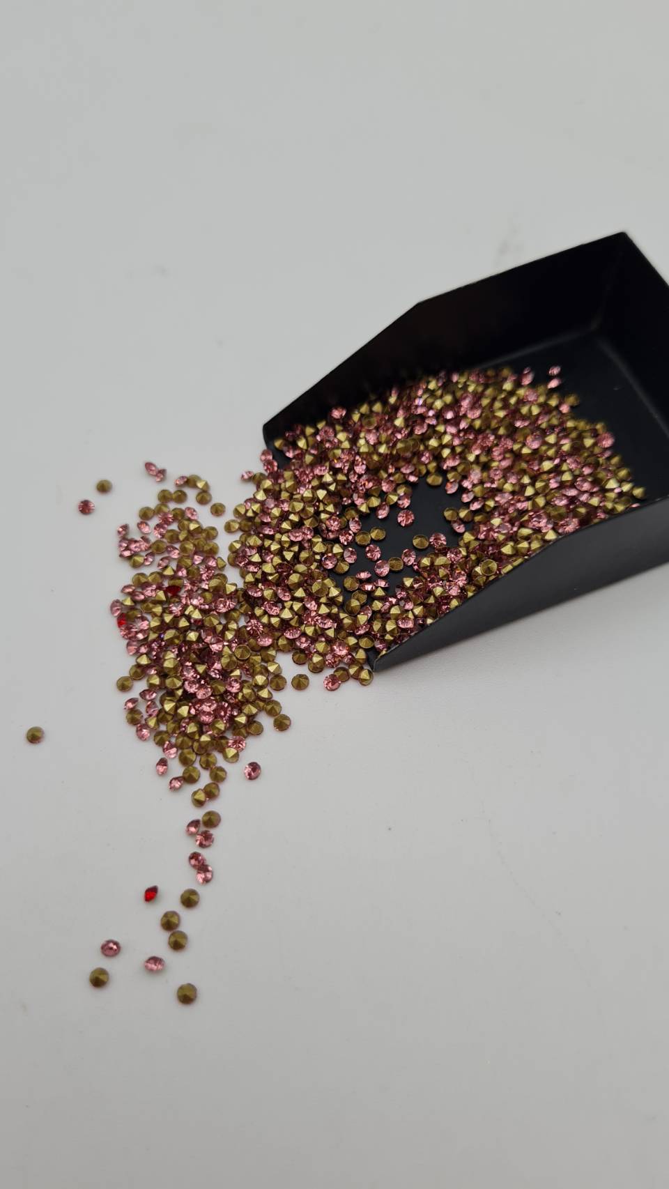 เพชรคริสตัลก้นแหลมขนาด 1.7 มิลลิเมตร (SS5) เพชรคริสตัลสำหรับงานเครื่องประดับ งานจิวเวลรี่ 1 ห่อมี 1440 เม็ด