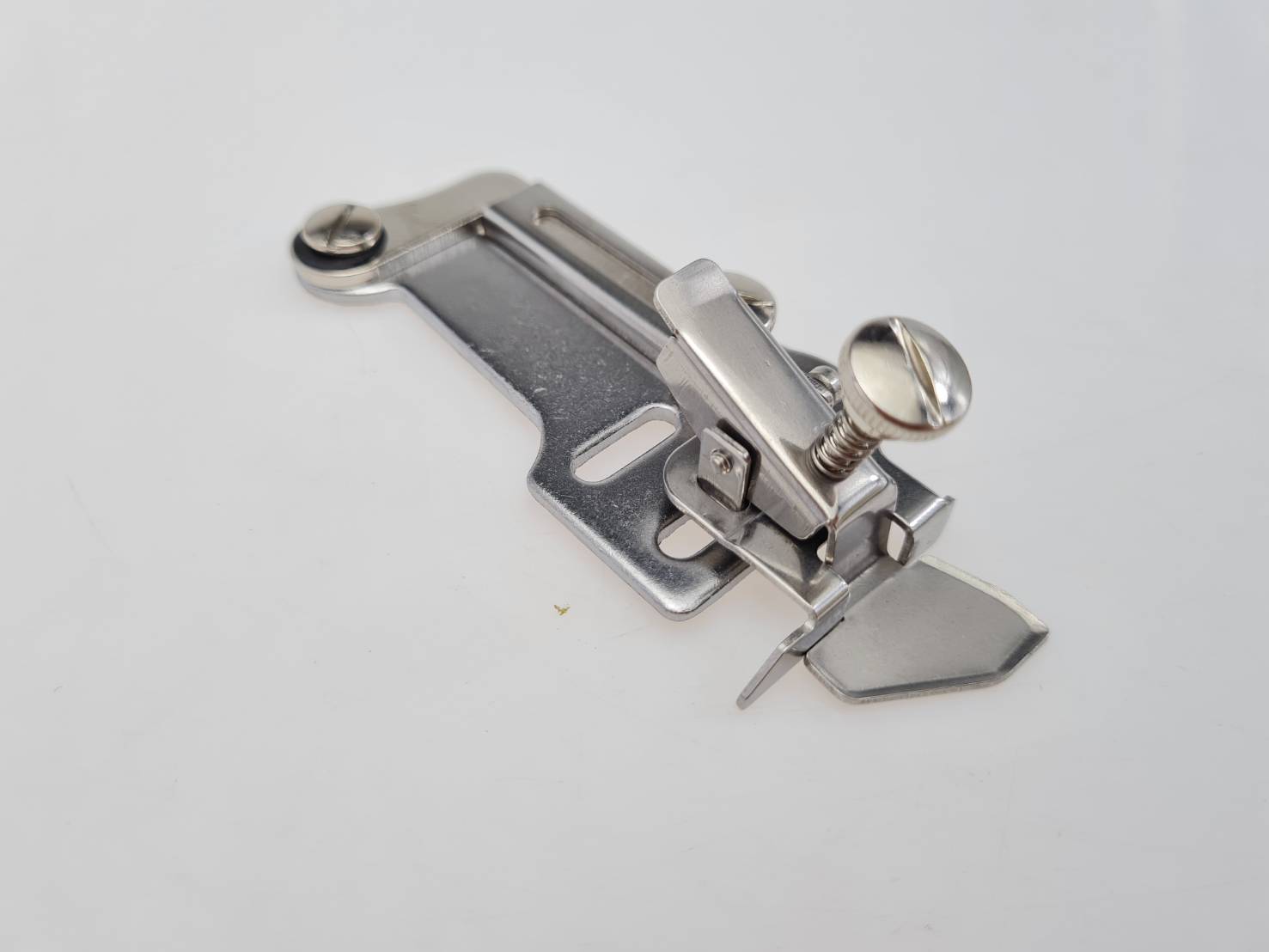 ซองกั้นเย็บสำหรับจักรอุตสาหกรรมเข็มเดี่ยว ซองกุ้น แบบกุ๊นกดผ้าและกั้นขอบผ้าในตัวเดียวกันเหมาะกับช่างเย็บผ้า