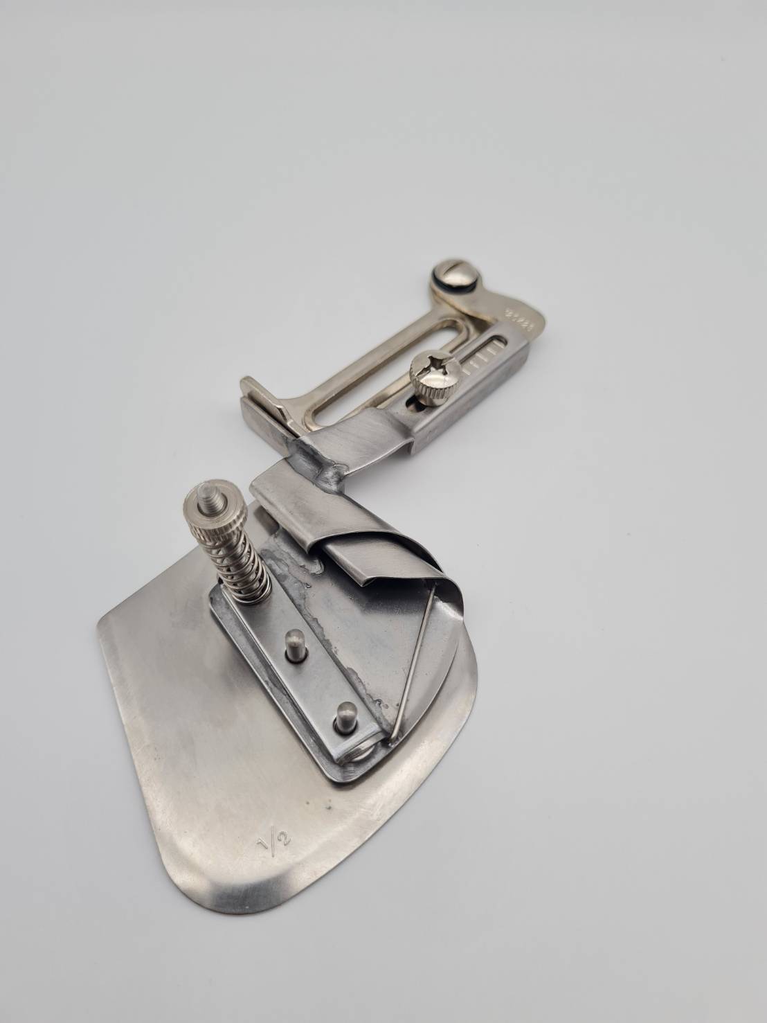 ซองพับชายผ้าและดึงยาง ห่อยางยืดในตัว สามารถปรับความตึงของยางได้ หลายระดับ ใช้กับจักรอุตสาหกรรมเข็มเดี่ยว ติดตั้งไม่ต้องเปลี่ยนฟันจักร