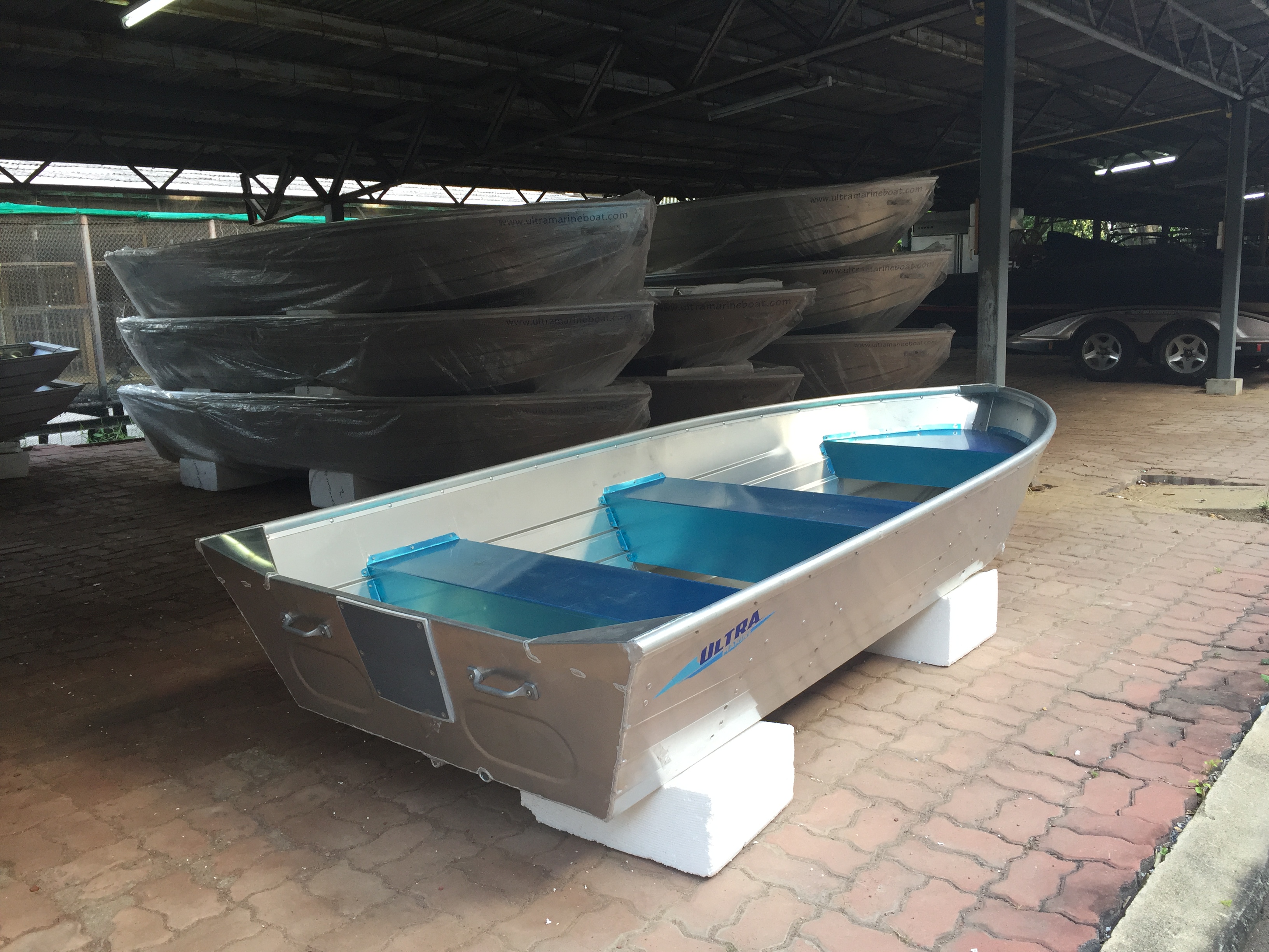 เรือท้องวี รุ่น AV11