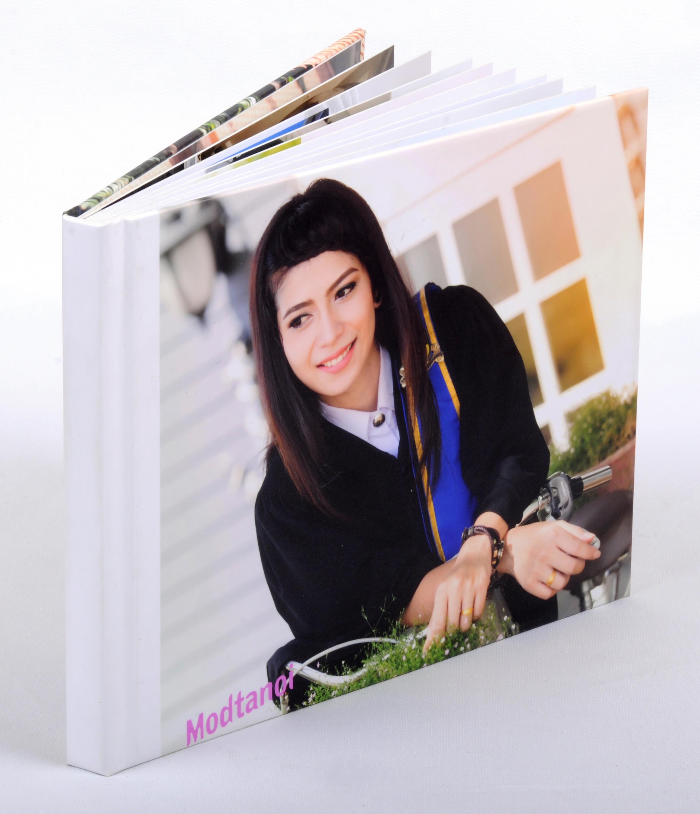 ของขวัญวันรับปริญญา PhotoBook ขนาด 8x10 นิ้ว แนวนอน 20หน้า ปกแข็งพิเศษ เคลือบร้อน