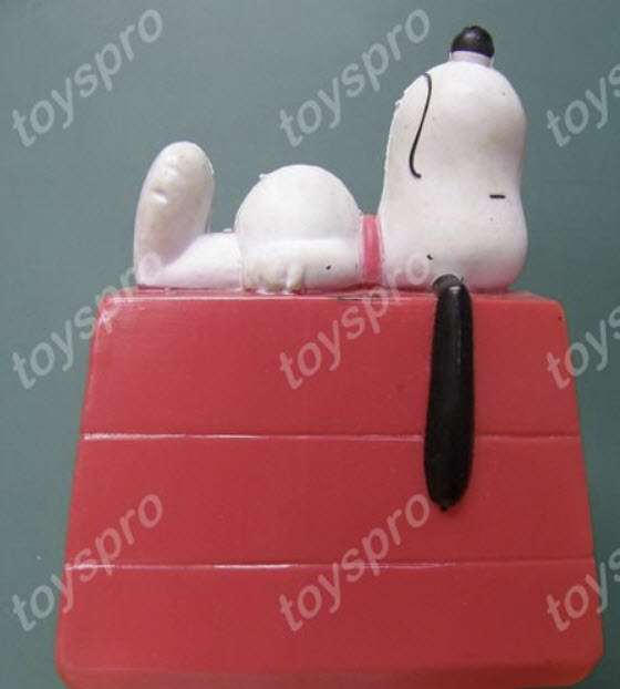 กระปุกออมสินสนูปปี้ นอนอยู่บนหลังคาบ้าน (vintage)