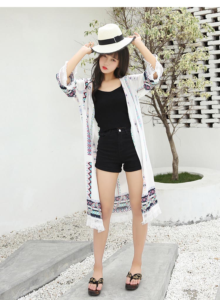 เสื้อคลุมแฟชั่น พร้อมส่ง : เสื้อคลุมสีขาวลายโบฮีเมียนแต่งพู่ที่ขอบแขน แบบสวยมากจ้า