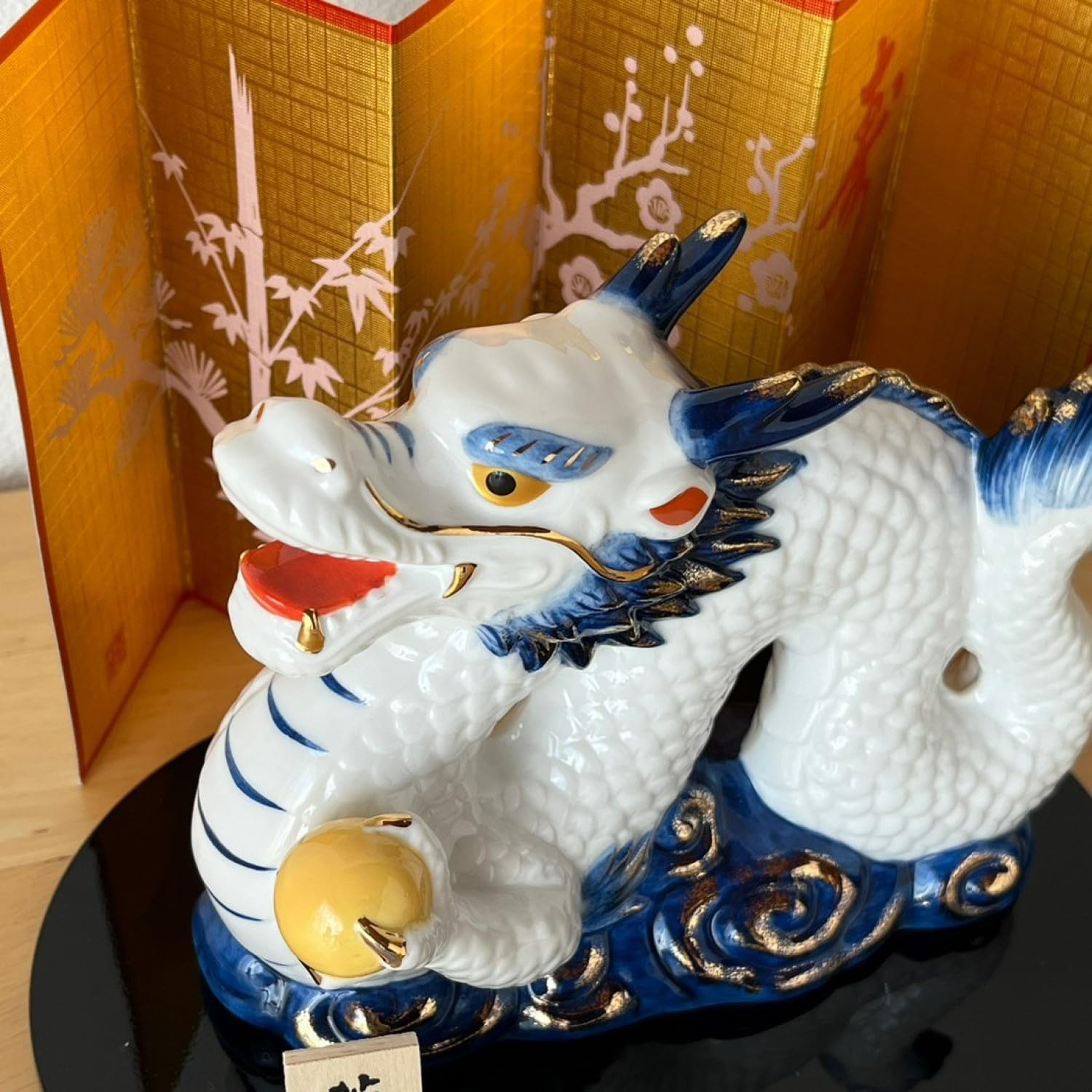 [PRE-ORDER] มังกรขาว ลายสีน้ำเงิน ถือลูกแก้วสีทอง ของมงคลญี่ปุ่น ฮวงจุ้ยโต๊ะทำงาน เสริมโชคลาภ ปีมังกร นำเข้าจากญี่ปุ่น White Dragon