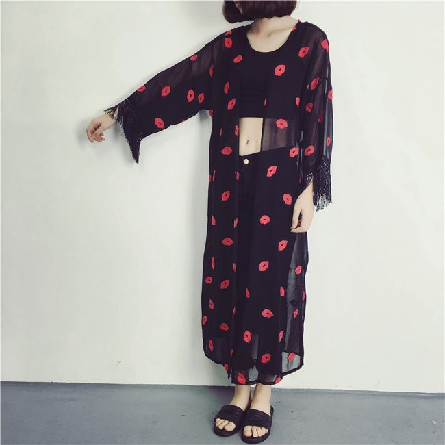 เสื้อคลุมแฟชั่น พร้อมส่ง : เสื้อคลุมสีดำแต่งลายปากสีแดงและพู่ที่ปลายแขน แบบเก๋มากจ้า