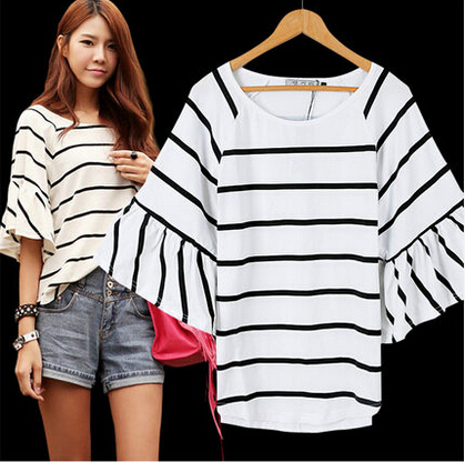 ((พร้อมส่ง)) เสื้อผ้าแฟชั่นผู้หญิง : เสื้อแฟชั่นสีขาว แต่งลายทางสีดำแขนพริ้วๆ น่ารัก น่ารักจ้า