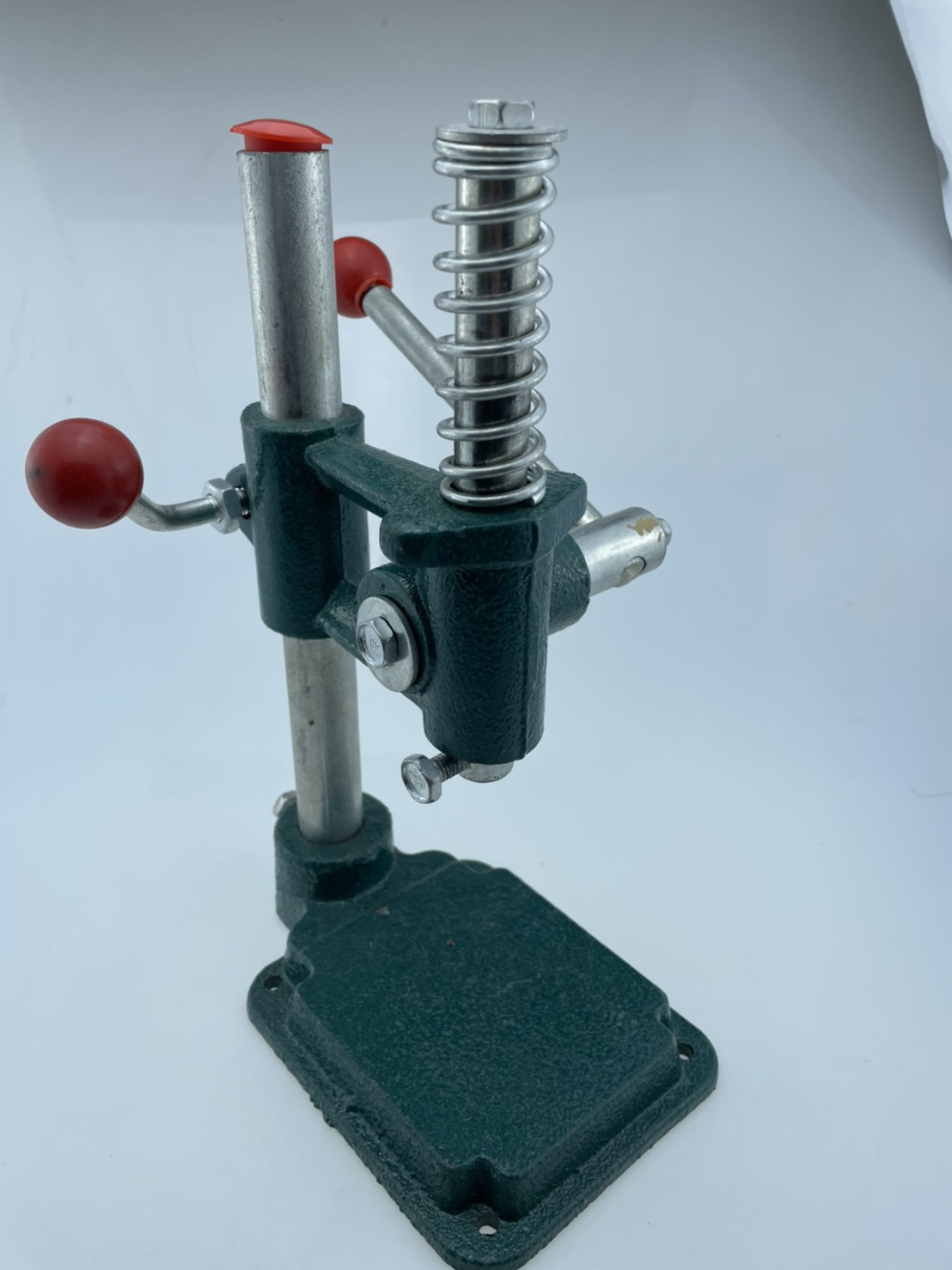 เครื่องกดสำหรับปั๊มกระดุมโดยใช้แรงจากมือเจาะรูงานผ้าหรือใช้