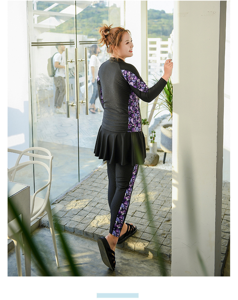 ชุดว่ายน้ำแบบสปอร์ตไซส์ใหญ่ 6xlพร้อมส่ง :ชุดว่ายน้ำคนอ้วนแขนขายาวซิปหน้าสีดำแต่งลายกราฟฟิกสีม่วง มีเสื้อแขนยาวซิปหน้าและกางเกงขายาวแต่งกระโปรงระบาย น่ารักมากๆจ้า:รอบอก42-52นิ้ว เอว40-50นิ้ว สะโพก42-56นิ้ว