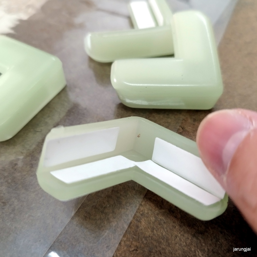 ยางติดมุมโต๊ะ แบบเรืองแสง สำหรับลบมุม ลบคม ซิลิโคนกันชนมุมโต๊ะ มุมเตียง 1 ชิ้น