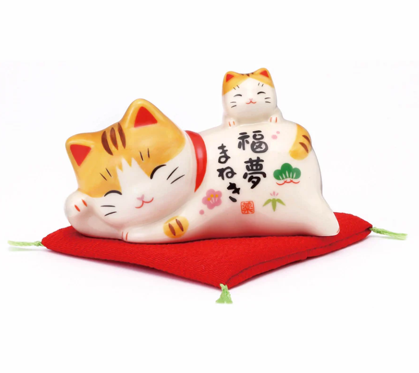 [PRE-ORDER] แมวกวักญี่ปุ่น แมวกวักสีส้ม แมวนอนกวัก มีลูกแมวน้อยเกาะหลัง งานเซรามิก แฮนด์เมด นำเข้าจากญี่ปุ่น แมวกวักนำโชค Lucky Cat Japan Handmade