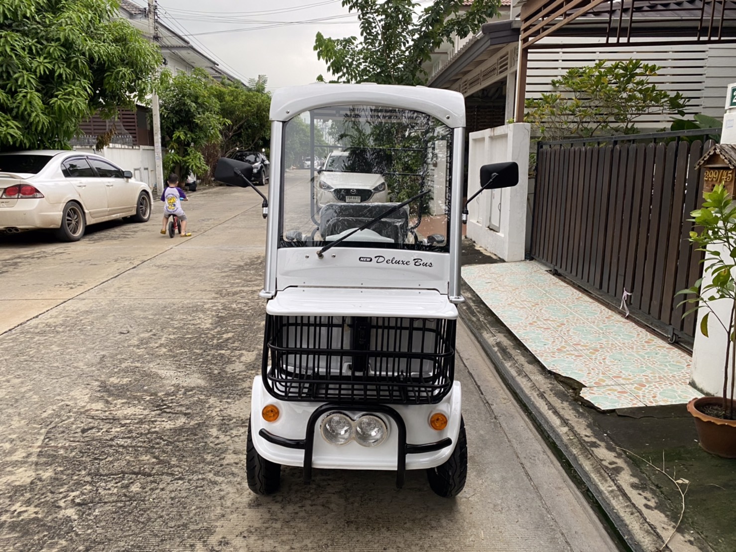 รถไฟฟ้า 4 ล้อ 3 ที่นั่ง รุ่น M-03 ยี่ห้อ CLP CAR ขับแฮนด์บิด ขาว