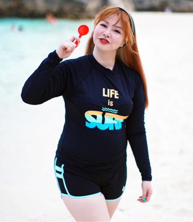 ชุดว่ายน้ำคนอ้วน แบบสปอร์ตพร้อมส่ง :ชุดว่ายน้ำไซส์ใหญ่สีดำแขนยาวแต่งลายอักษรขอบฟ้า set 4 ชิ้น มีเสื้อแขนยาว บรา บิกินี่ กางเกงขาสั้น แบบสวยน่ารักมากๆจ้า:รายละเอียดไซส์คลิกเลยจ้า