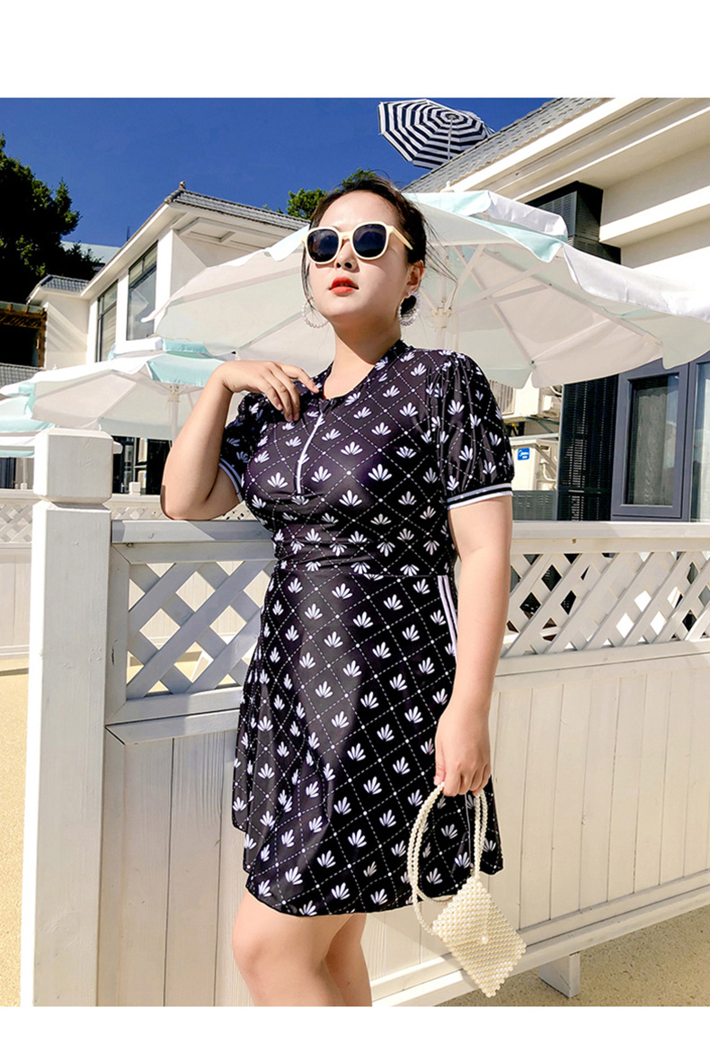 ชุดว่ายน้ำคนอ้วน 6xl พร้อมส่ง: ชุดว่ายน้ำไซส์ใหญ่สีดำซิปหน้าแต่งลายผ้ามาพร้อมกางเกงขาสั้น แบบสวยน่ารักมากๆจ้า :ขนาด- รอบอก 40 - 50 นิ้ว- เอว 36 - 44 นิ้ว- สะโพก 40 - 52 นิ้ว