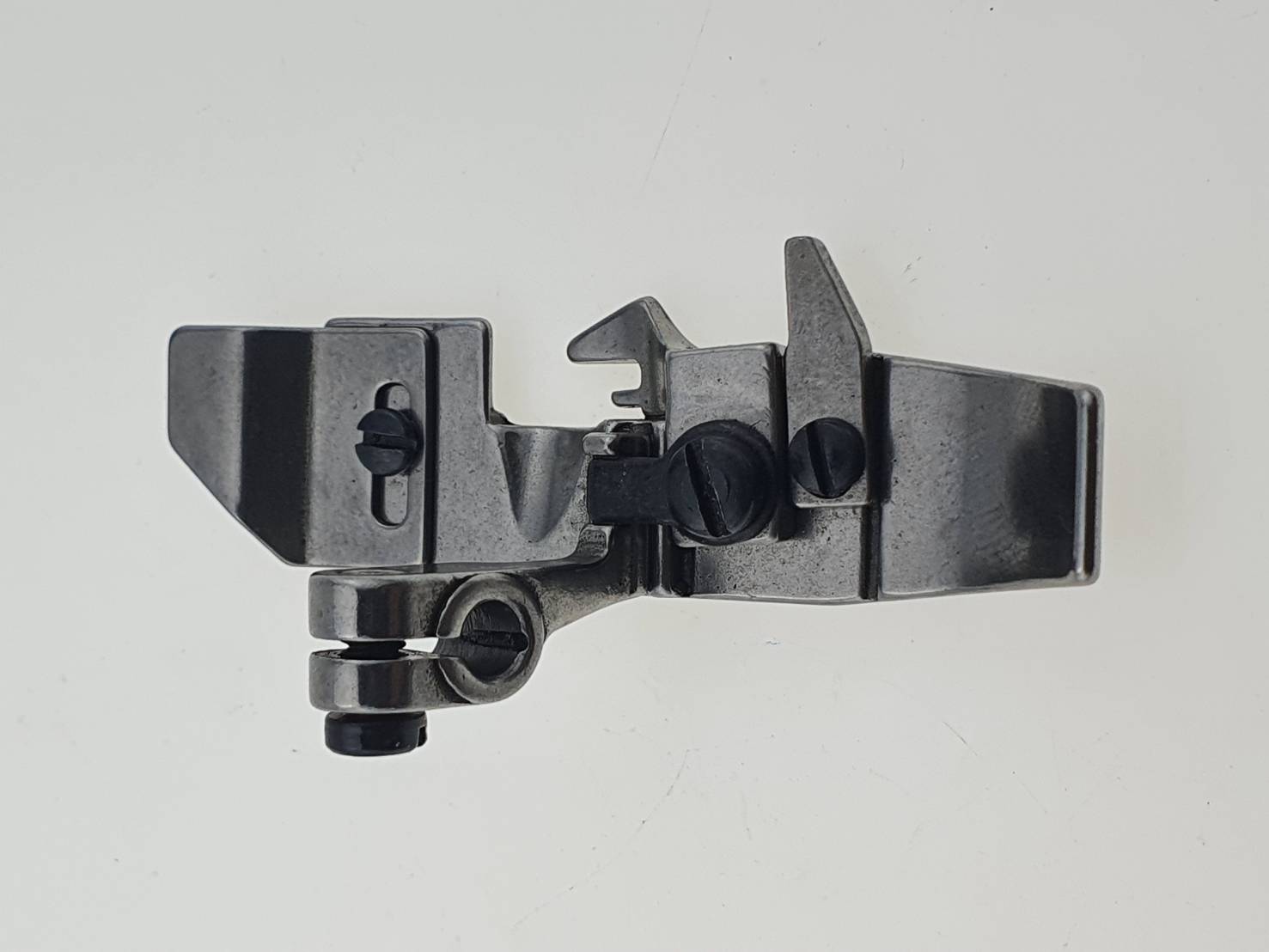 ตีนผีจักรโพ้งอุตสาหกรรม แบบร่องสำหรับการเย็บโพ้งแบบสอดเชือก ตัวตีนผีสามารถทับลงไปบนเชือกได้