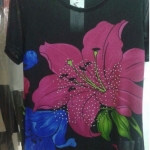 เสื้อผ้าแฟชั่นผู้หญิงพร้อมส่ง : เสื้อแฟชั่นสีดำแต่งลายดอกไม้สีชมพูสดใส น่ารักมากๆจ้า